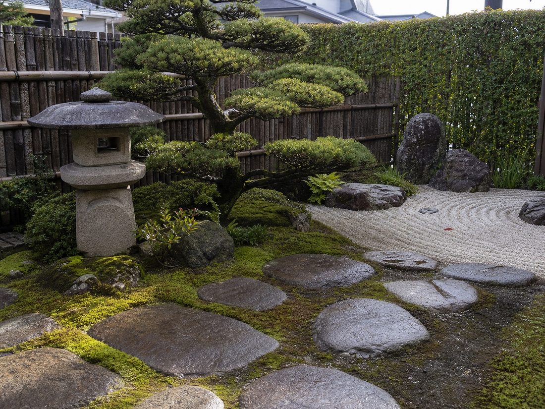 飛び石と灯籠のある和風庭園